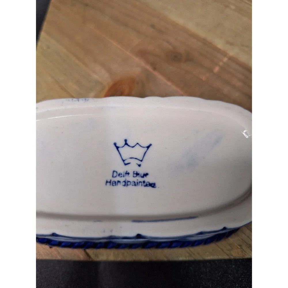 Delft Blue Handpainted Ceramic Cat Salt Pepper Shakers in Basket Alaska Souvenir